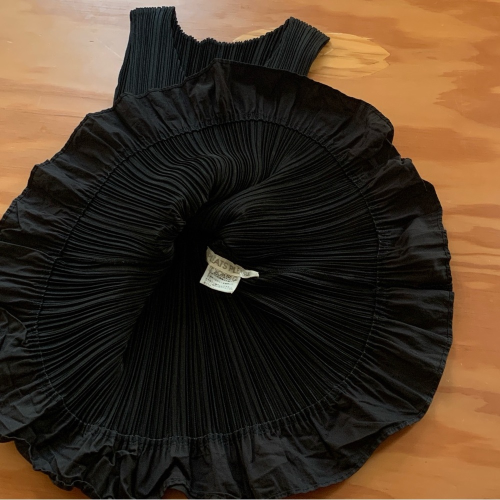 Issey Miyake Pleats Please Tank with Cotton Ruffle - Picture 7 of 7